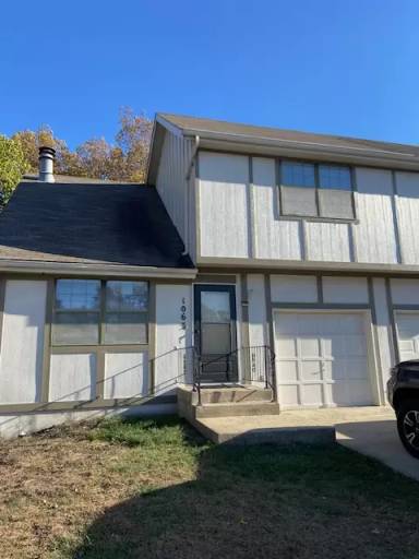 Main picture of 1044 E Huntington Cir
