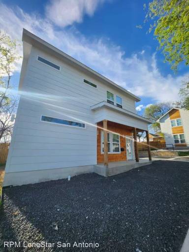 Main picture of 2507 E Commerce St