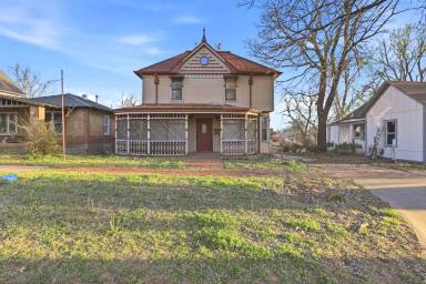 Main picture of 609 E Harrison Ave