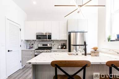 Main picture of 2743 W Division St