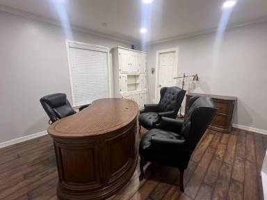 Main picture of 1040 S Trade Days Blvd