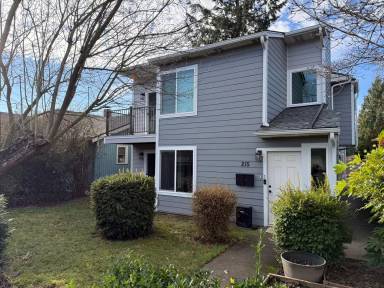 Main picture of 215 Meadow Ave N