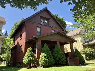 Main picture of 686 Thayer St