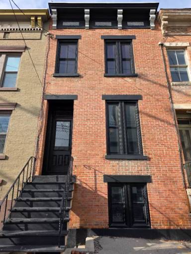 Main picture of 148 S Swan St