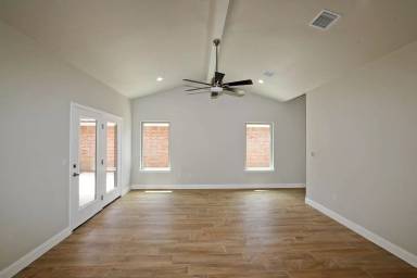 Main picture of 7605 Woodford Ave