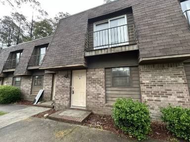Main picture of 905 W Pine St