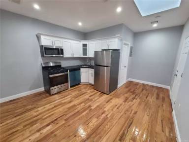 Main picture of 21821 Jamaica Ave