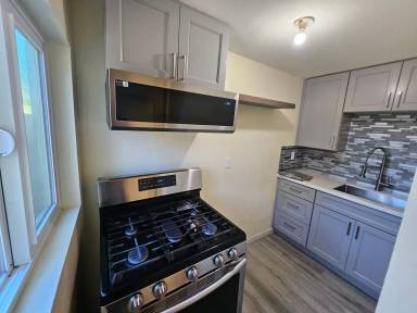 Main picture of 1647 E 6th St