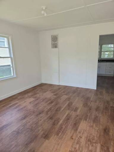 Main picture of 204 Thomas Ln
