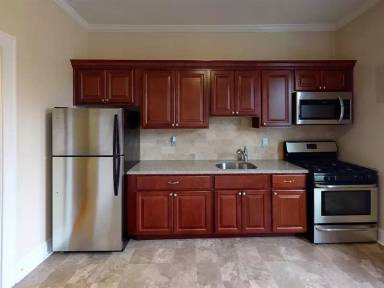 Main picture of 215 Orient Way