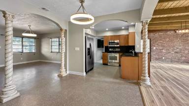 Main picture of 1516 W River Ln