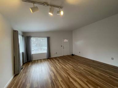 Main picture of 380 N Shore Ct