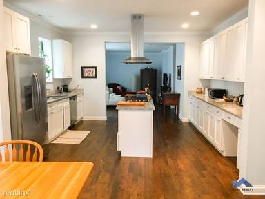 Main picture of 913 Forest Ave