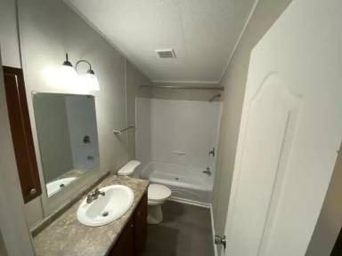 Main picture of 2126 Jeffersonville Rd