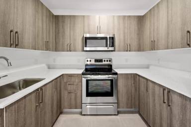 Main picture of 1295 W 69th St