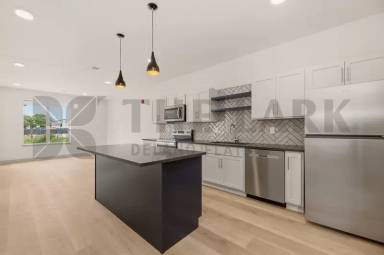 Main picture of 721 W Maple St