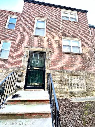 Main picture of 910 E Sharpnack St