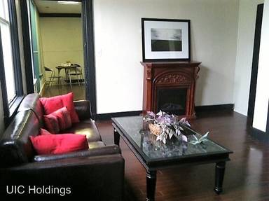 Main picture of 7 W Hollister St