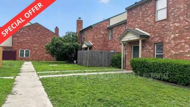 Main picture of 3211 Roundtree Ln