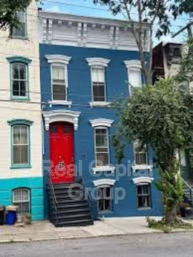 Main picture of 132 Grand St