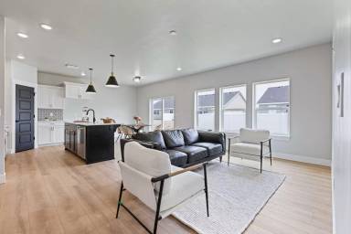 Main picture of 569 S Idaho Ave