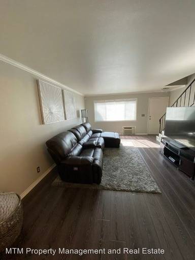 Main picture of 8445 Graves Ave