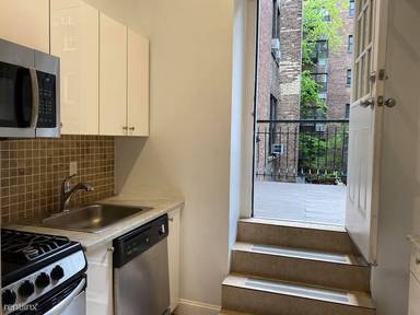 Main picture of 210 West 16th St