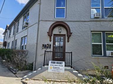 Main picture of 200 E Dewey Pl