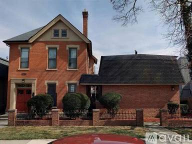 Main picture of 1360 Highland St