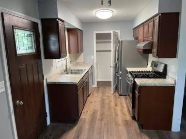 Main picture of 122 N School St