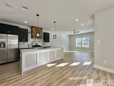 Main picture of 2444 Carmel St