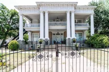 Main picture of 407 N Moody St
