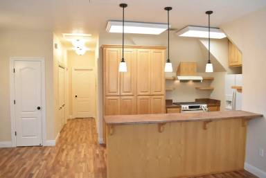 Main picture of 400 Davis St