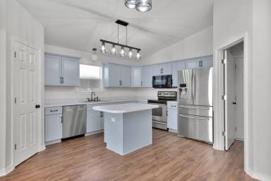 Main picture of 2000 Reserve Blvd