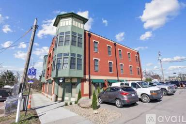 Main picture of 32 W College Ave