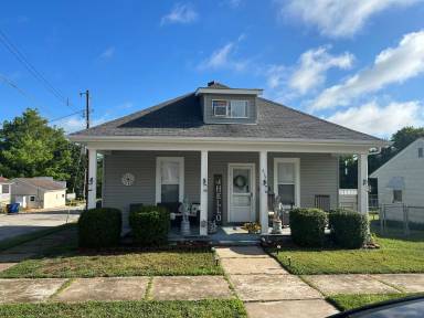 Main picture of 215 W Locust St