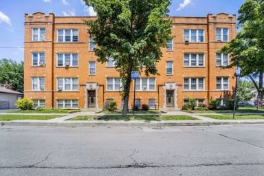 Main picture of 4742 W Roscoe St