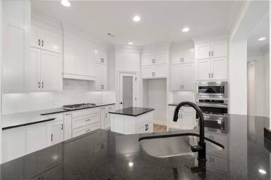 Main picture of 1600 SW Montrose Ave