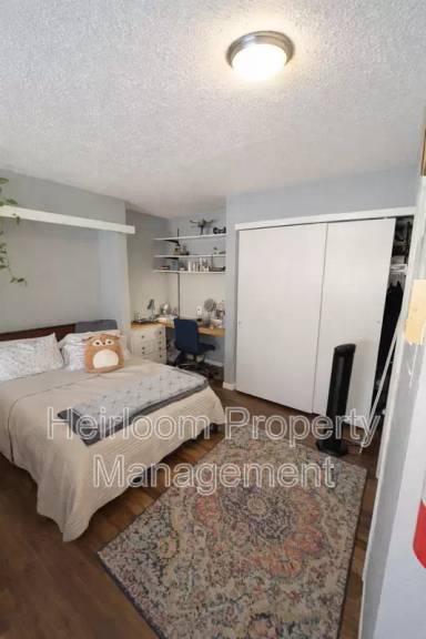 Main picture of 1526 E Superior St