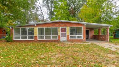 Main picture of 2468 Walker St