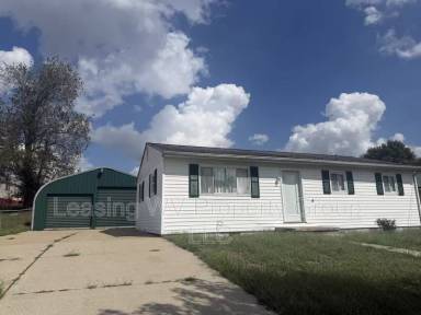 Main picture of 102 E 1st St