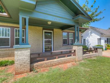 Main picture of 1915 NW 40th St