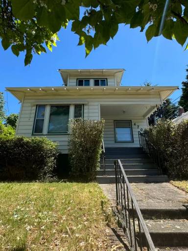 Main picture of 4704 NE Cleveland Ave