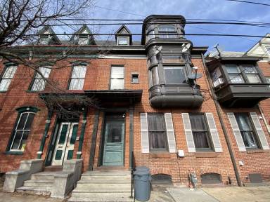 Main picture of 351 W King St