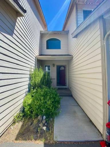Main picture of 2202 NE Holliday Ave