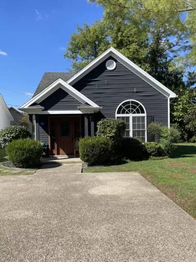 Main picture of 601 Colonial Ct