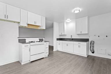 Main picture of 1236 W Gardena Blvd