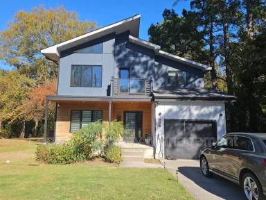 Main picture of 1211 Gilbert St