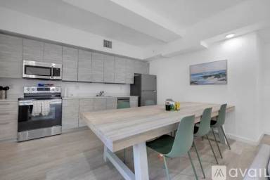 Main picture of 475 SW 7th St