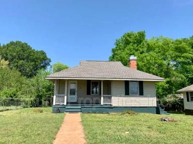 Main picture of 213 Broadway St